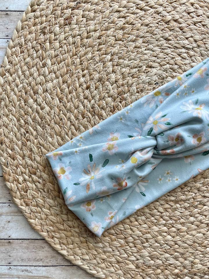 Diadema de punto azul con giro Dancing Daisies para venta al por mayor de Designs by Rachel Joy