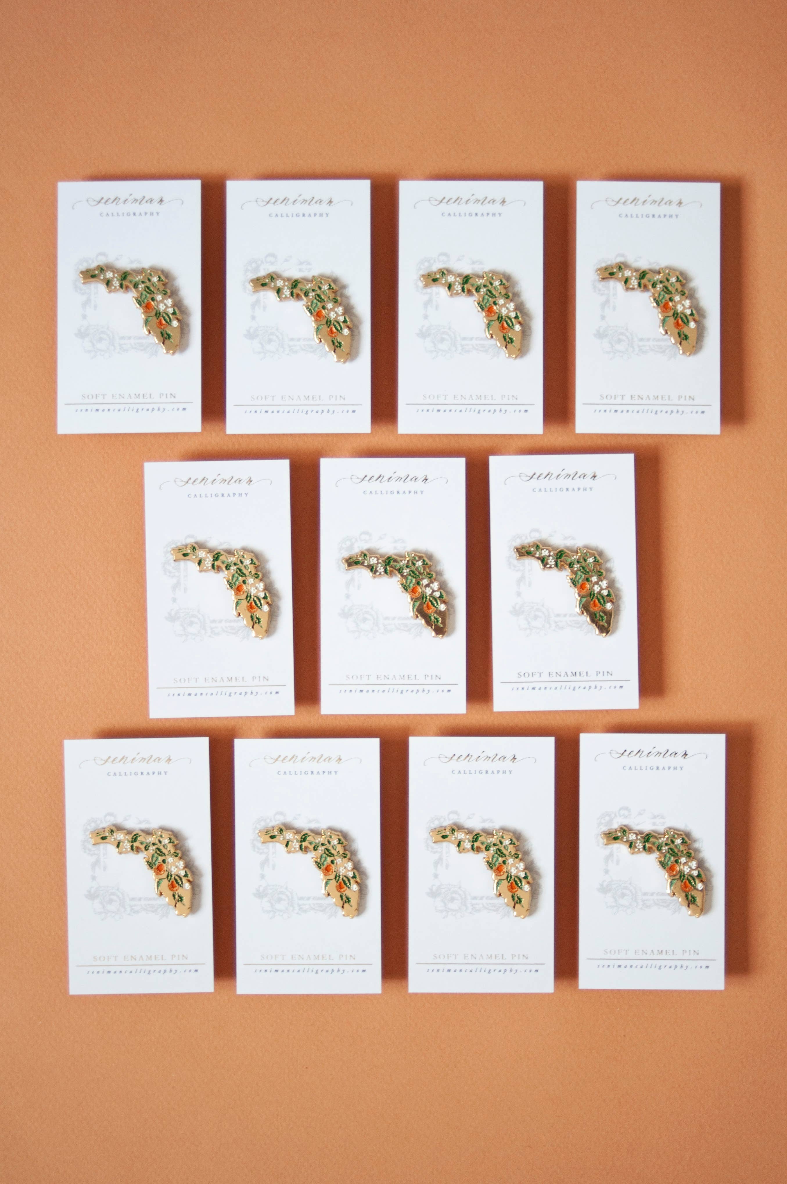 Seniman Calligraphy – Alfinete/botão de lapela por atacado – Pin Esmalte Florida Laranjeira Florida2