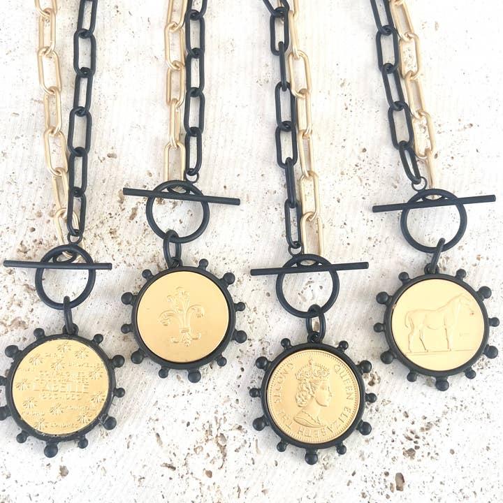 Münzschmuck mit Bienenkönigin-Fleur de Lis Pferde-Münzschmuck aus gemischtem Metall für den Großhandel von VB&CO Designs Handmade Jewelry