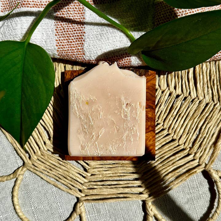 MAMO - Wholesale Bar Soap - LUFFA Rose Geranium & Pink Grapefruit Body Soap Bar1