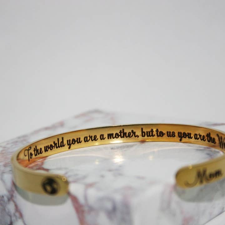 Voor de wereld ben je een moeder, maar voor ons ben je de wereld voor wholesale door SoulfulMemory