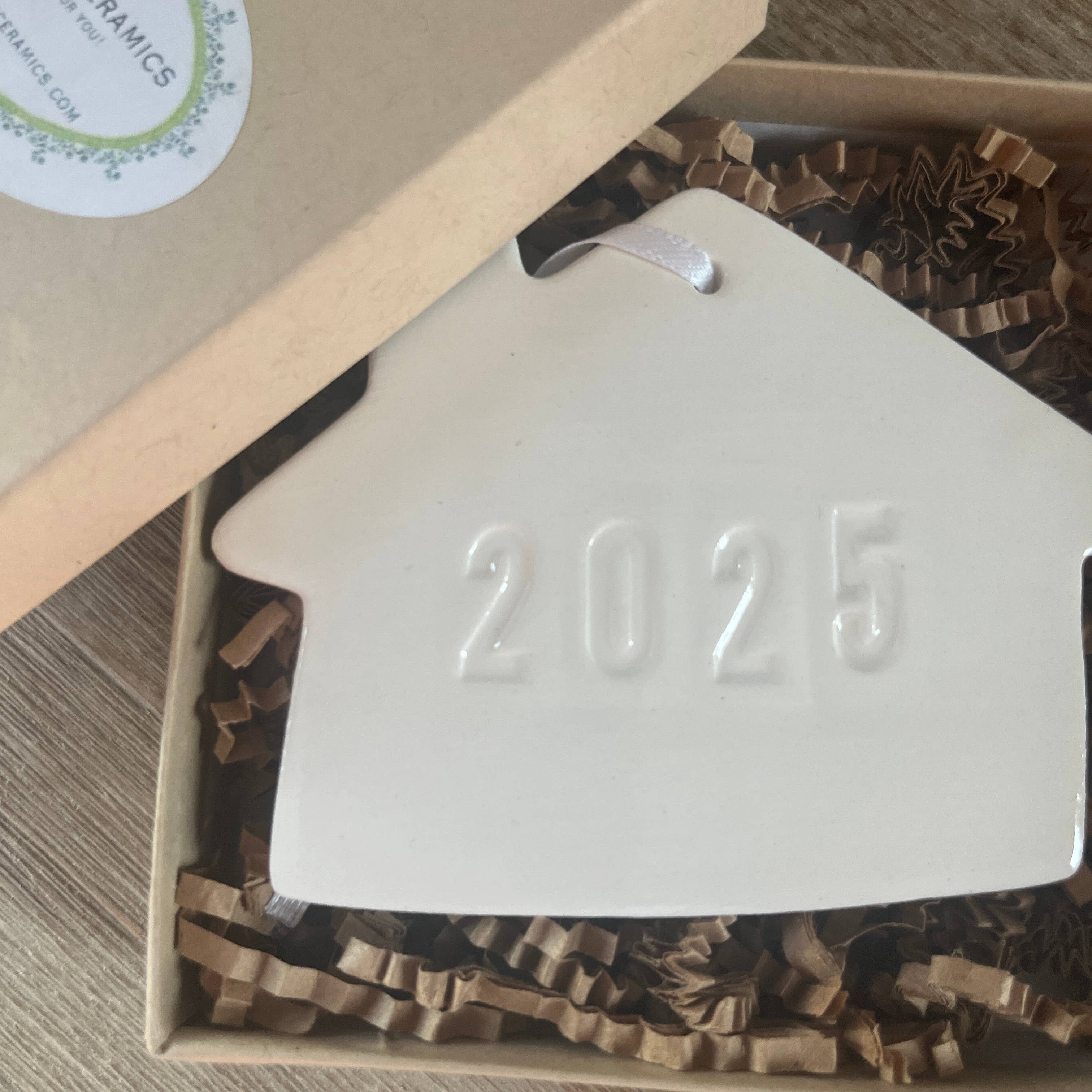 Chrissy Ann Ceramics - Vente Objets de décoration - Ornement de Noël en céramique New Home | Poterie artisanale1