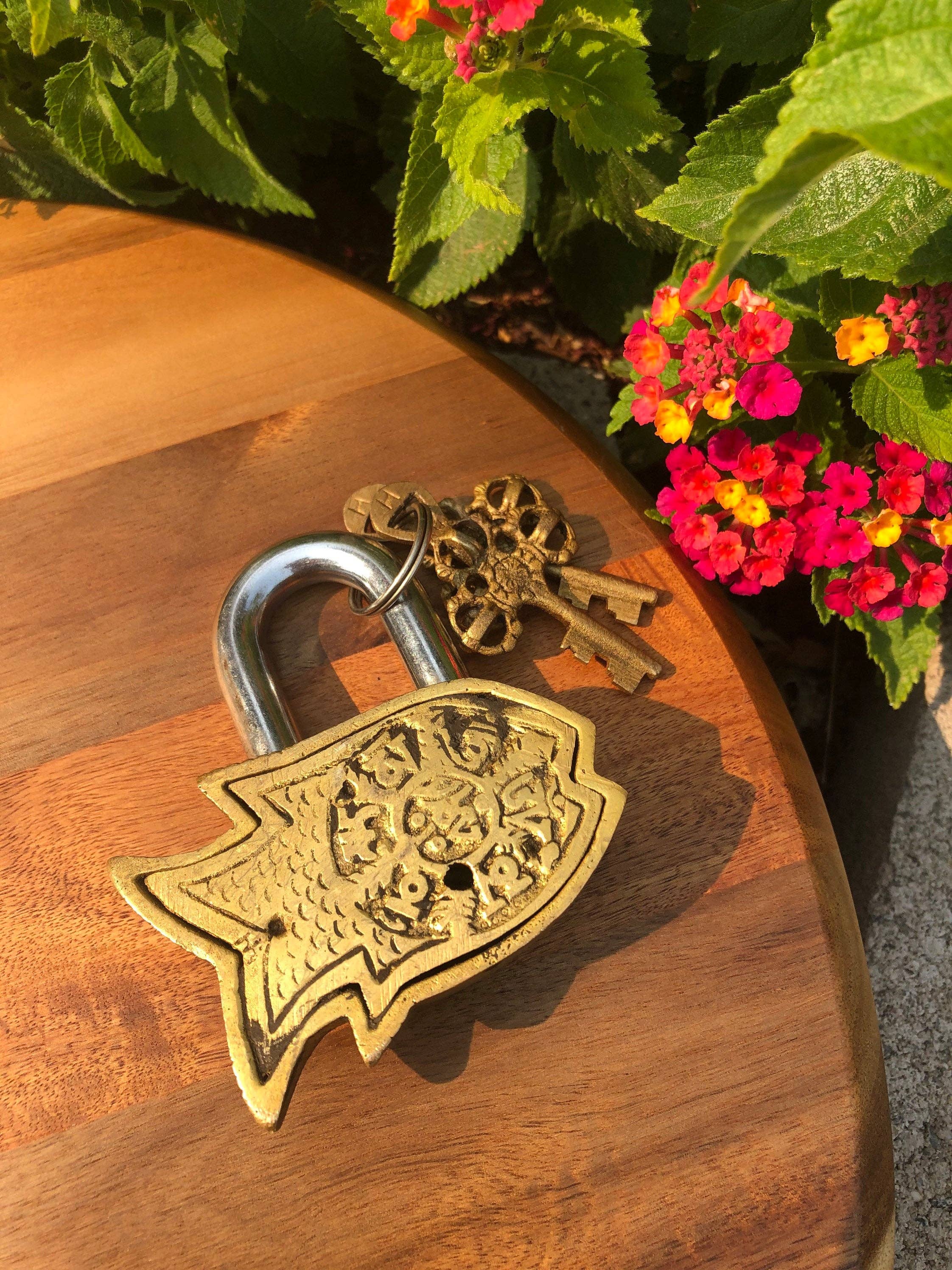 Like International – Objeto de mesa decorativo por atacado – Pequeno Cadeado de Latão em Forma de Peixe Tamanho Fofo Cadeado de Enigma Budista Vintage2