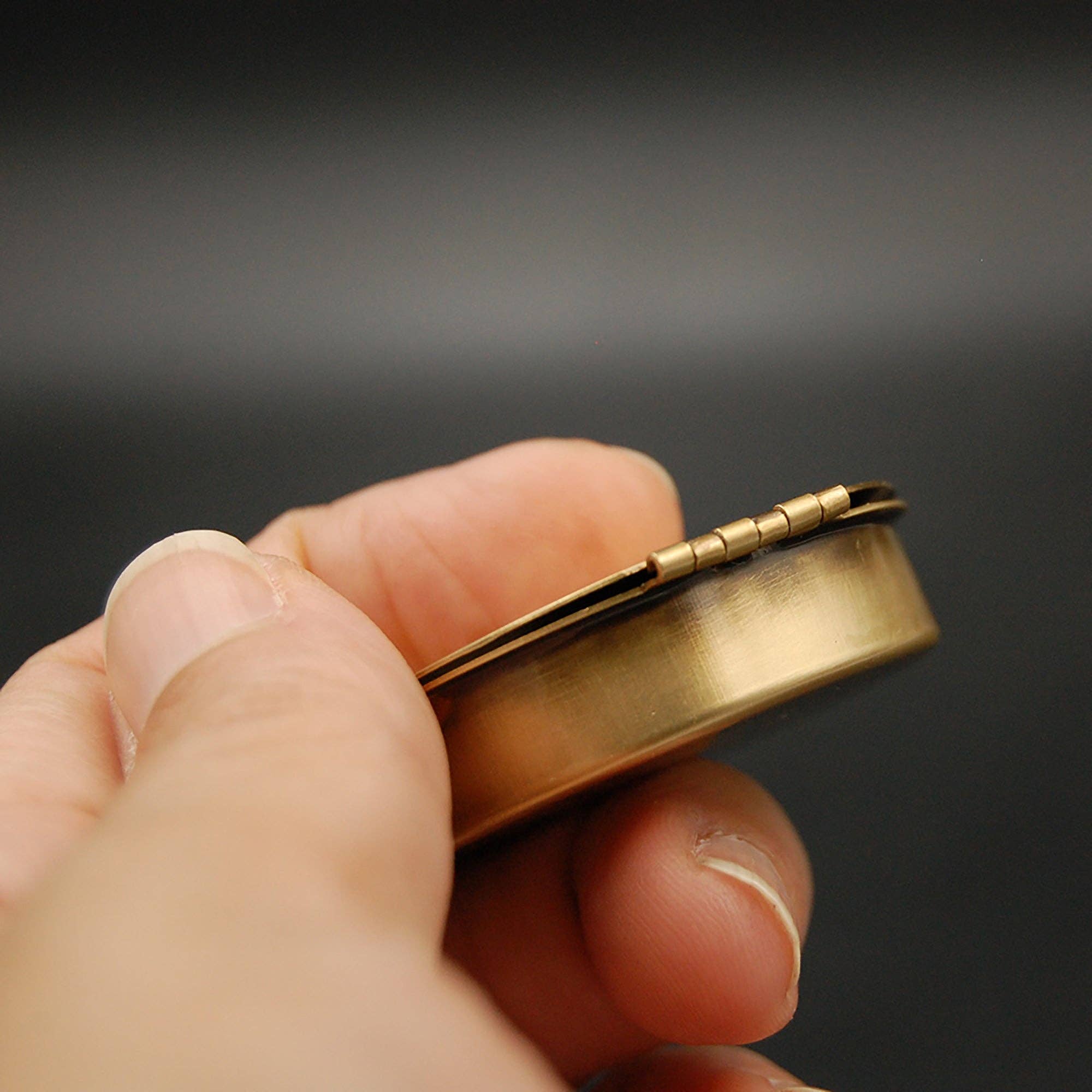 Metal Cloth & Wood – Engroshandel Pynteæske – Tilpasningsbar lille rund 1,6" messingæske til piller eller småting med dit valg af kranium, dyr, insekt eller måne & stjerner på låget!6