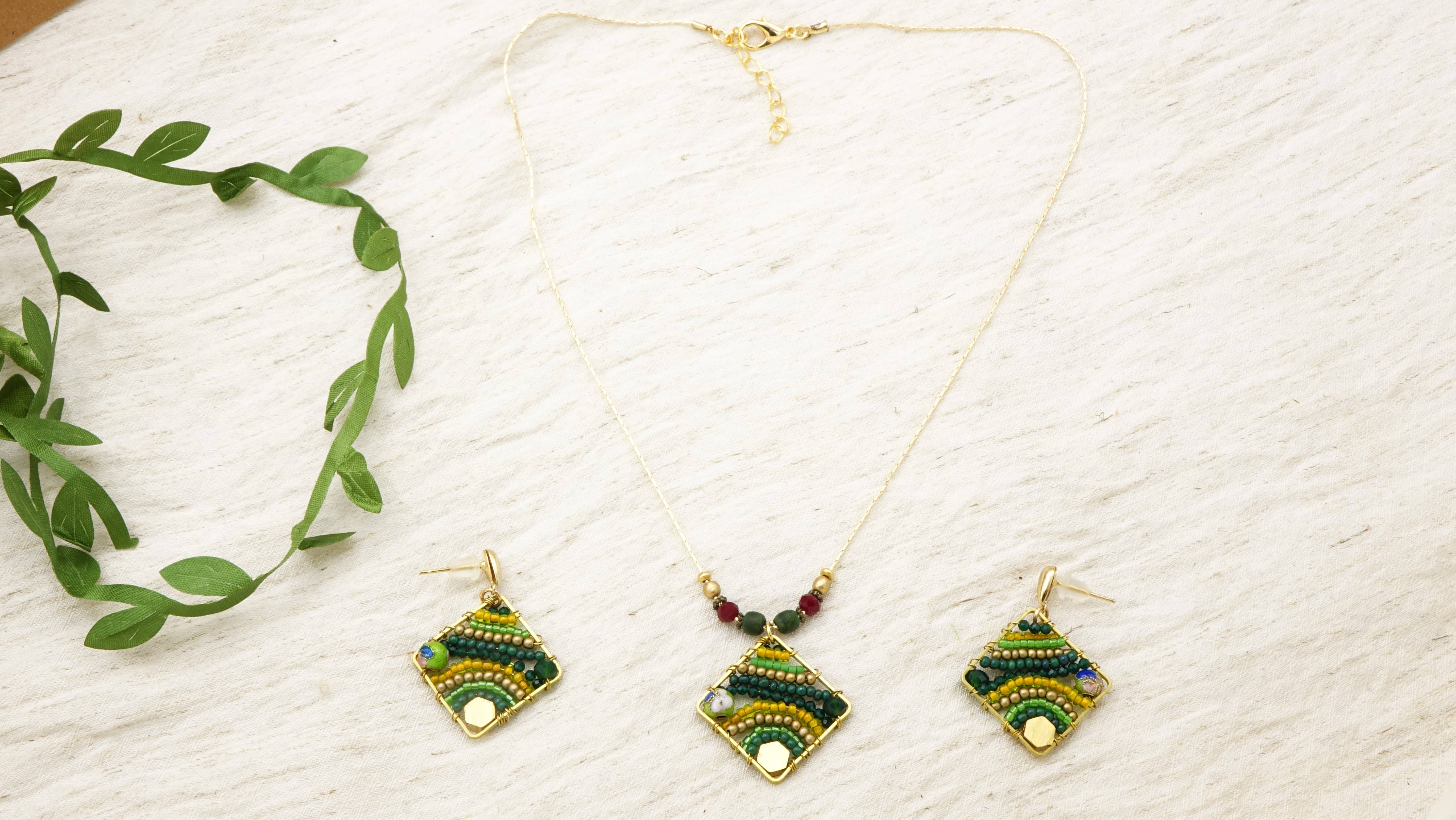 Verna Artisan Works – Großhandel Kette mit Anhänger/Charm – Boho-Halskette, handverdrahtet, Wald1