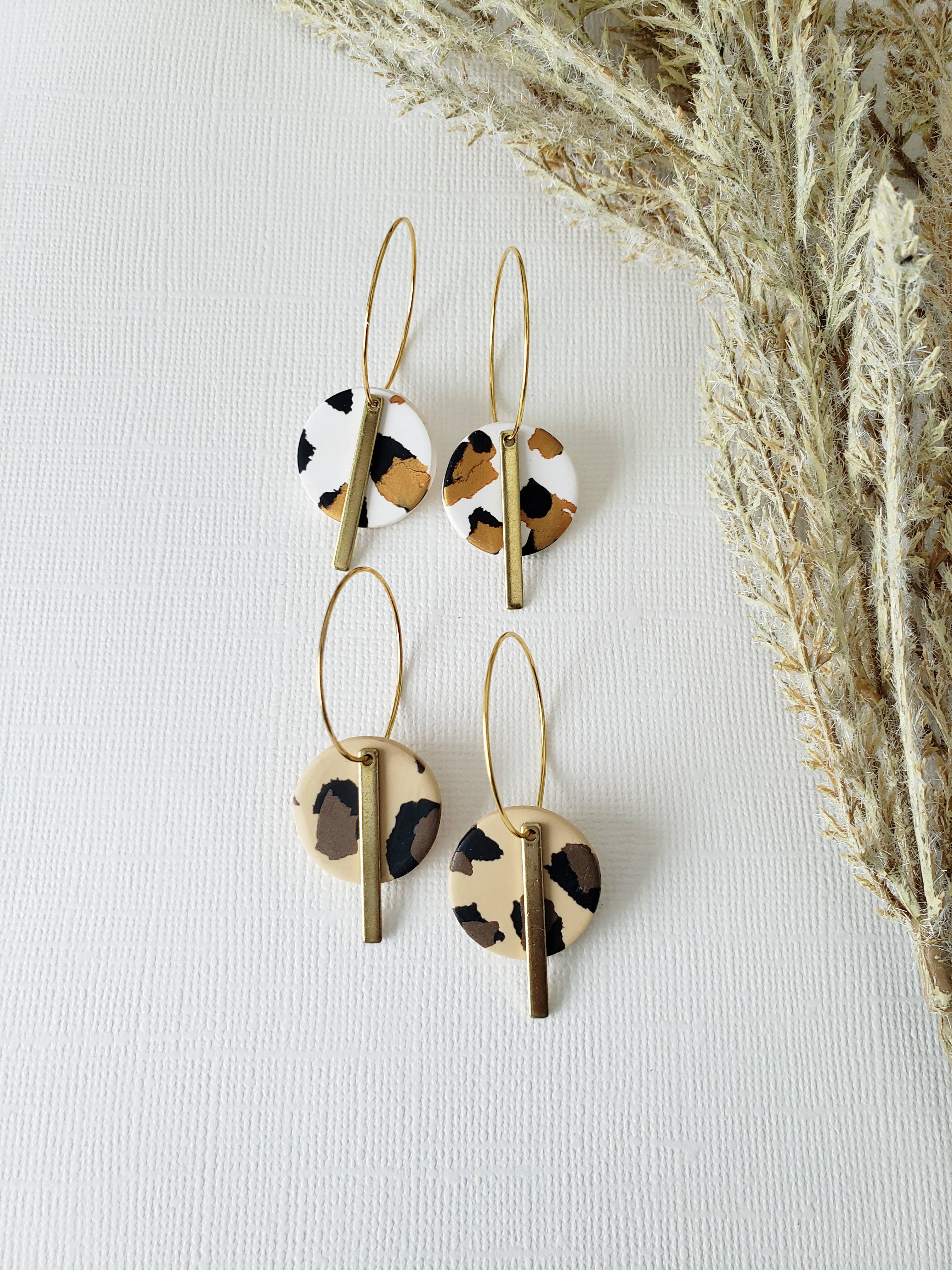 LulaLina Design – Großhandel Ohrhänger – die Melanie | Weiße Lehm-Leoparden-Gold-Creolen Kleine Ohrringe1