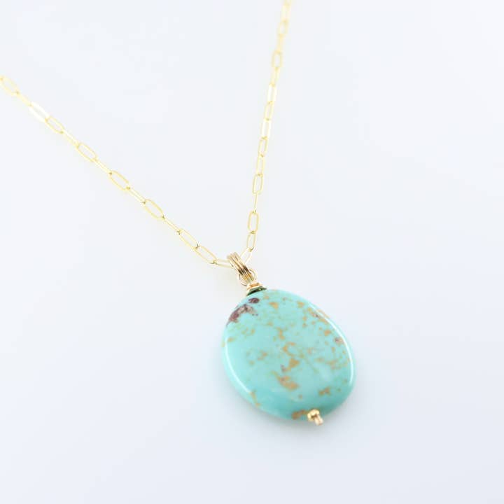 Collier en turquoise de Kingman sur chaîne en trombone pour la vente par J. Mills Studio