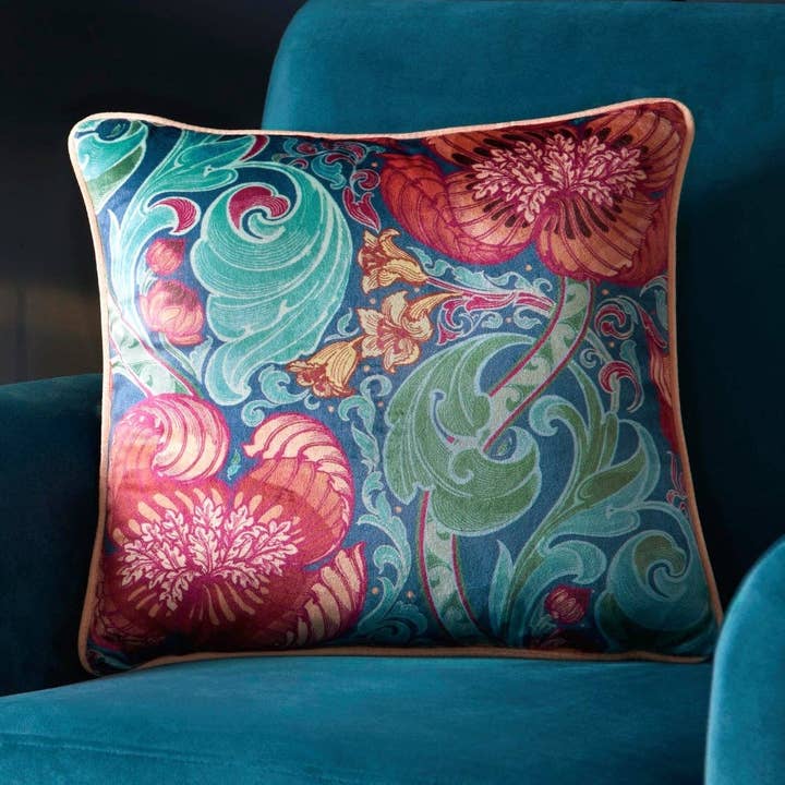 Coussin carré Down the Dilly bleu signé Laurence Llewelyn-Bowen pour la vente par UW Home
