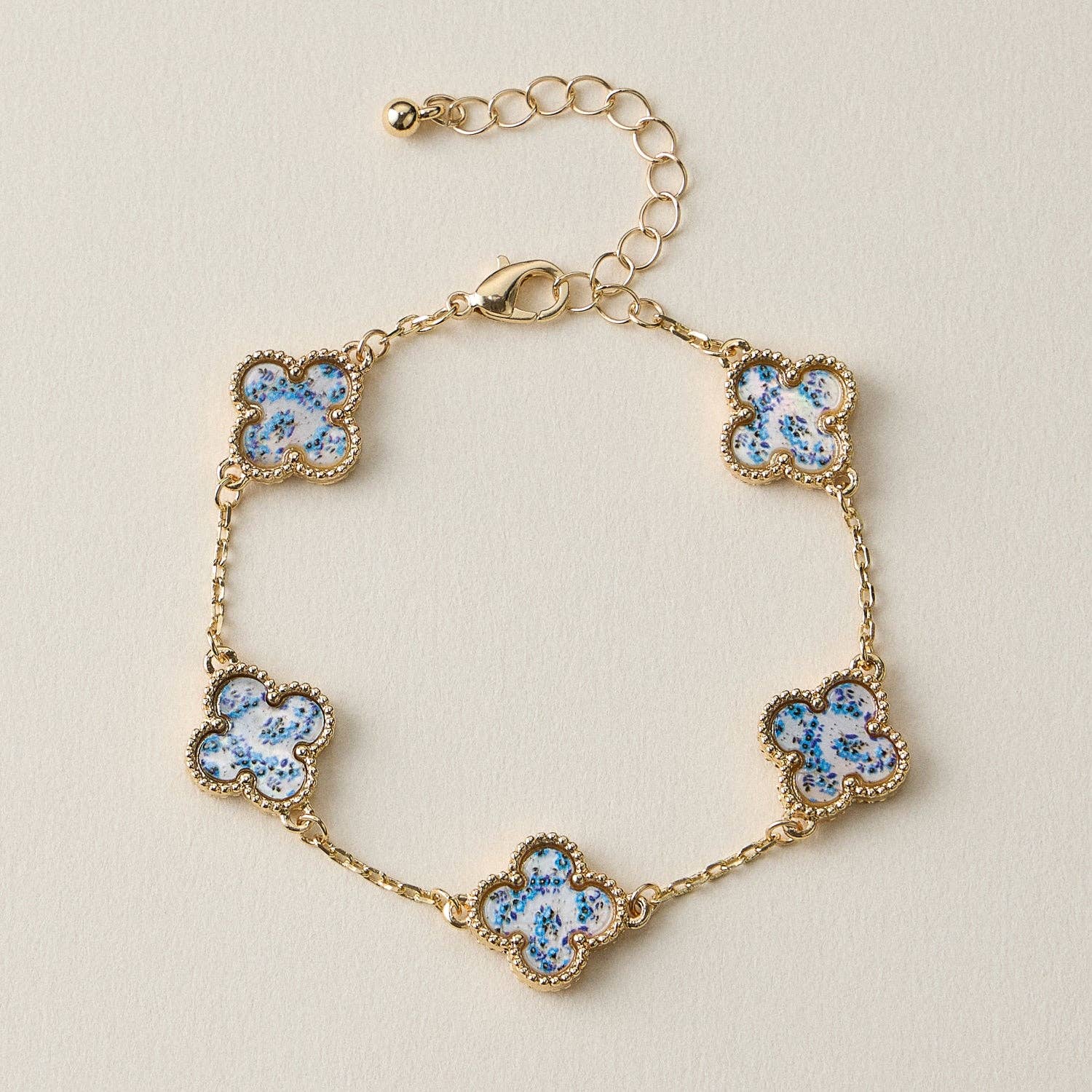 Lilla Haven - Vente Bracelets à breloques/pendentifs - Bracelet Charm Coquillage Coloré avec Détails Dorés13