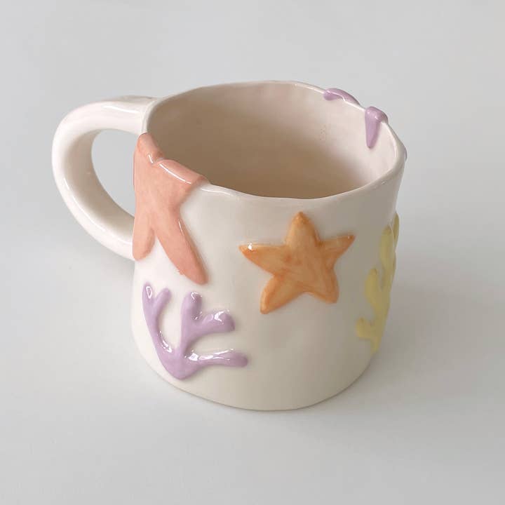 Tasse corail en céramique faite et peinte à la main pour la vente par Pipa and Happy