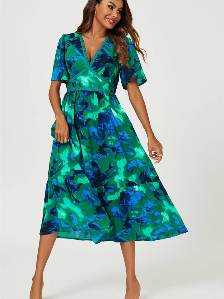 Robe longue à manches d'ange à manches d'ange à imprimé floral abstrait en dentelle en vert pour la vente par FS Collection