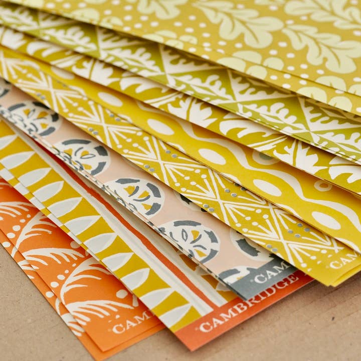 Assortiment de petites feuilles de papier jaunes en vrac et déballées pour la vente par Cambridge Imprint