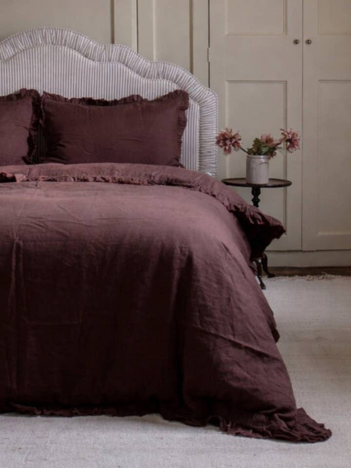 Ensemble de literie en lin marron foncé à volants de luxe pour la vente par Ellenvale Trade