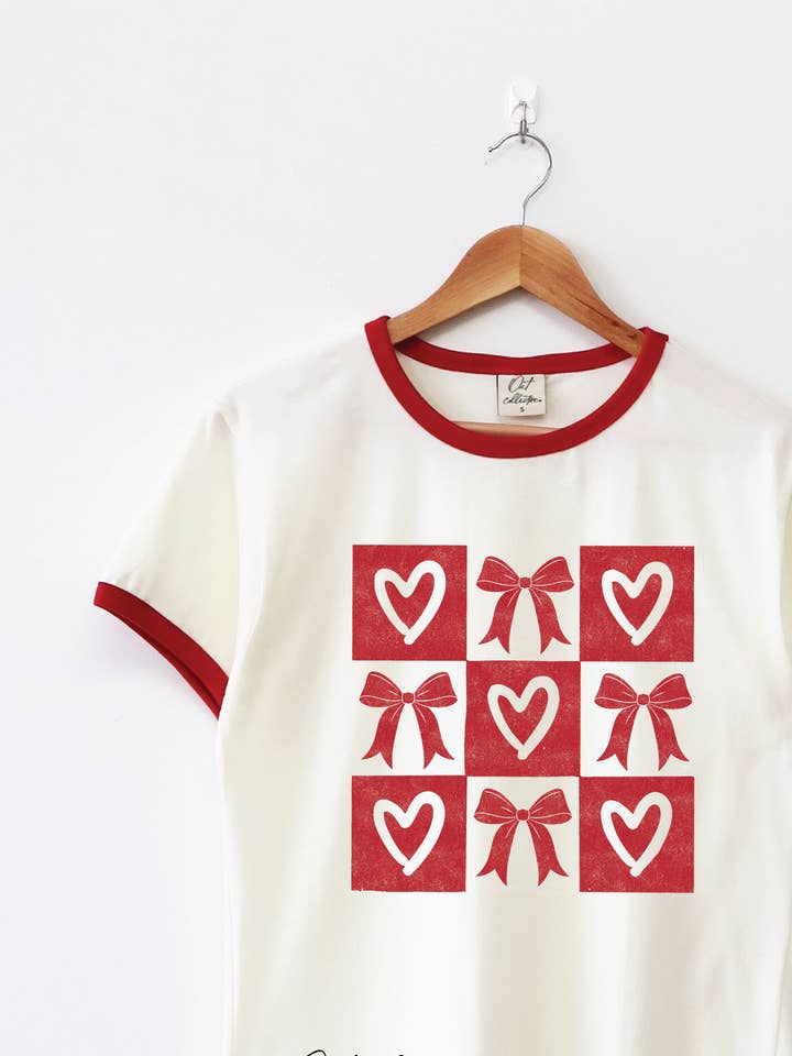 Camiseta Gráfica con Anillo BOW AND HEART GRID para venta al por mayor de OAT COLLECTIVE