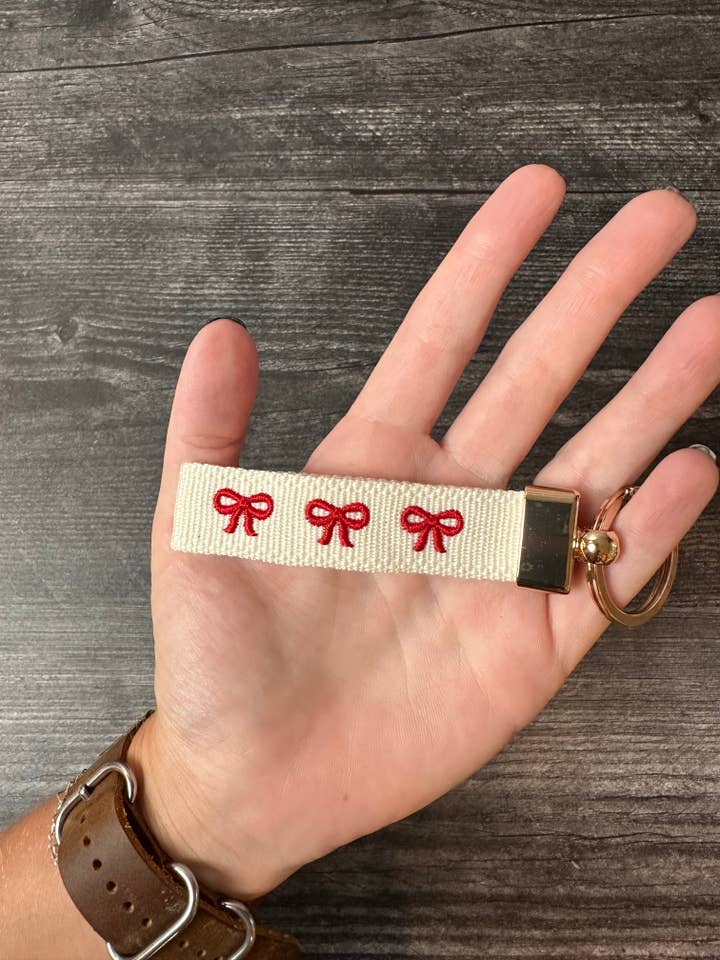 Røde buer broderet nøglering for engroshandel hos Rain Embroidery