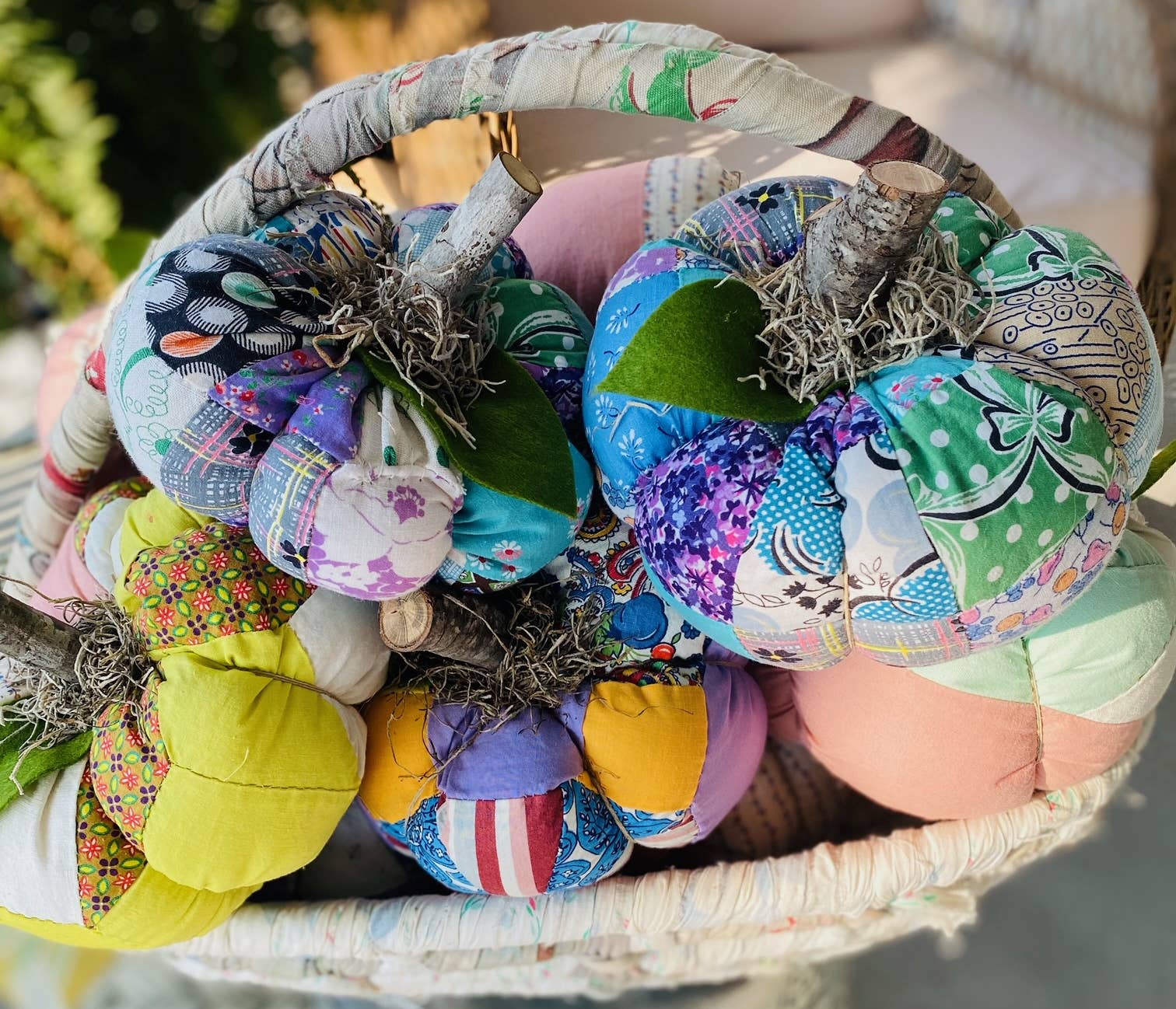 A Gnome on the Roam - Vente Décorations de table - Citrouilles en tissu faites à la main dessus de courtepointe vintage 7" décoration d'automne3