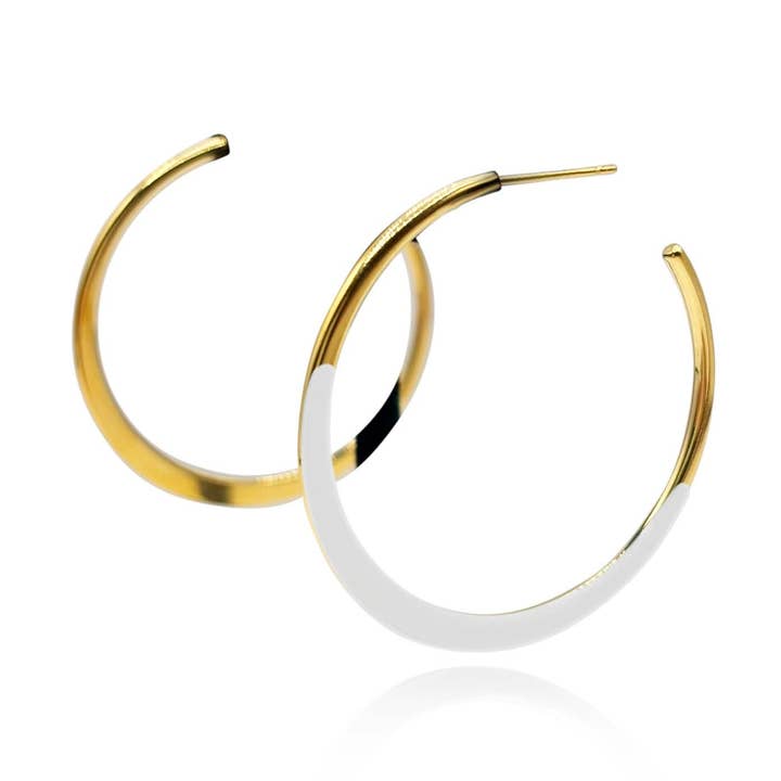 Boucles d'oreilles créoles en émail or et blanc Ellery pour la vente par Michael Nash Jewelry