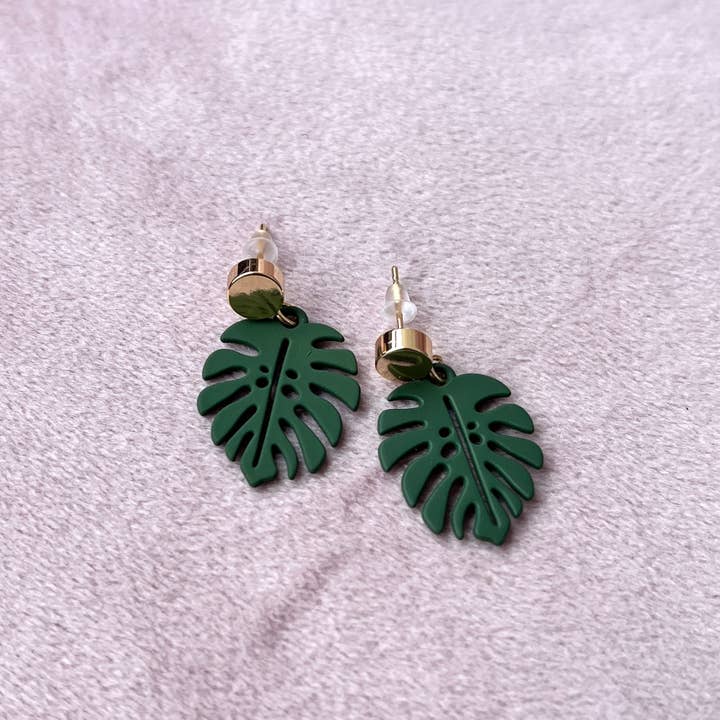 plantyintroverts - Wholesale Dangle Earrings - Green Monstera leaf earrings in gold, natural jewelry1