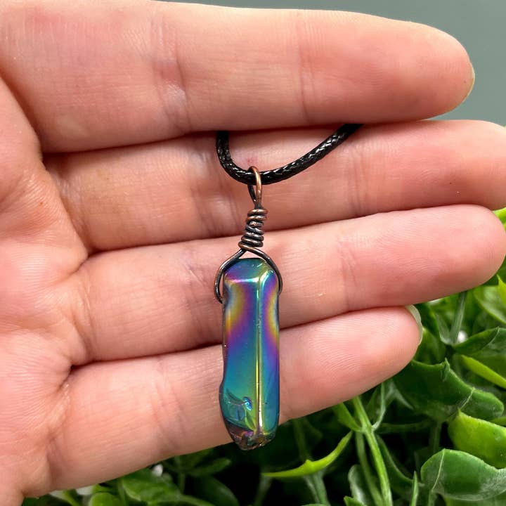 Handmade by Marlayna – wholesale Hänge-/berlockhalsband – Wire Wrapped Rainbow Aura Titan belagd kvarts kristall ädelsten