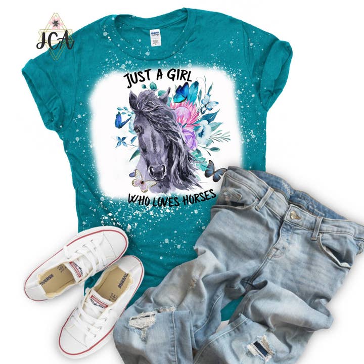 Camicia Just A Girl Who Loves Horses, Camicia a forma di cavallo sbiancata per la vendita all'ingrosso da parte di Jocelyn's Comfy Apparel