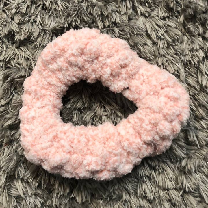 Chouchou rose en chenille pour la vente par MadeBySusannah