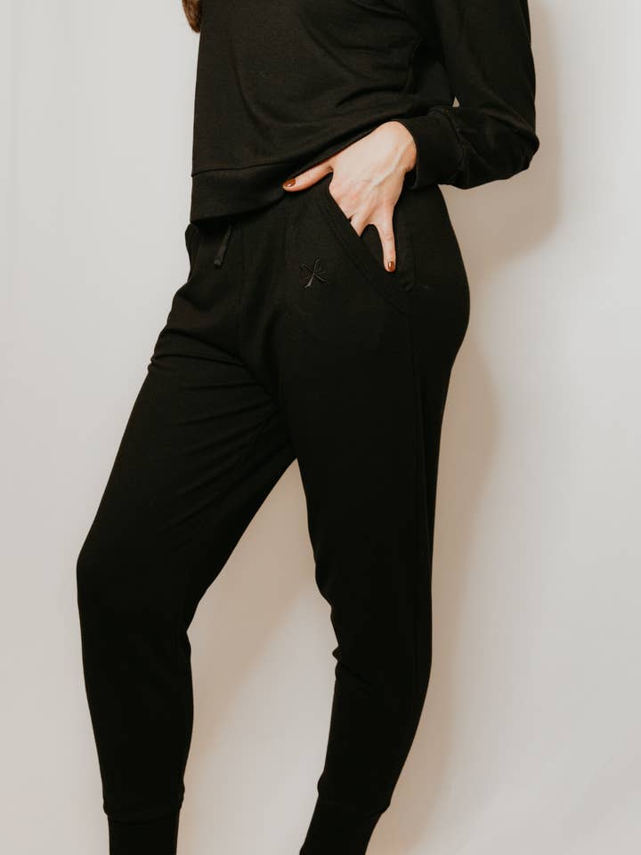 Tasia Pantaloni della Tuta Neri per la vendita all'ingrosso da parte di Betty x Bow