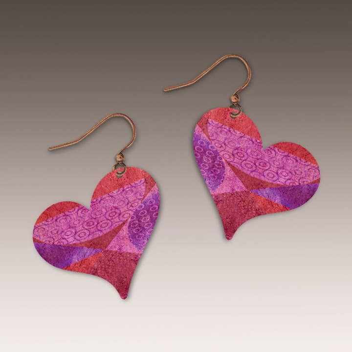 Boucles d'oreilles artisanales Pink Heart Love Valentines pour la vente par Illustrated Light & DC Designs