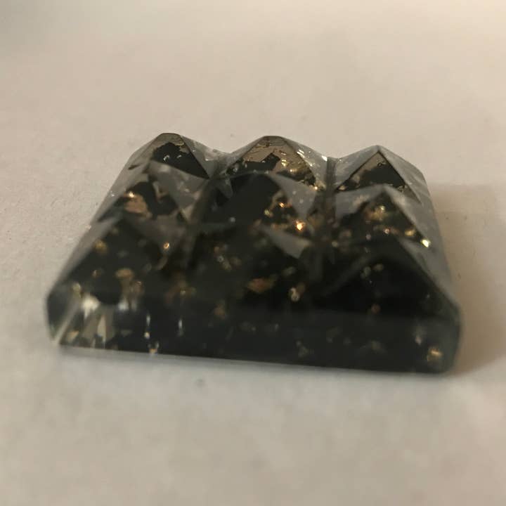 Lemurischer Schungit-Orgon Lemurianische 9-Pyramiden-Kraftplatte für den Großhandel von Elite Gems