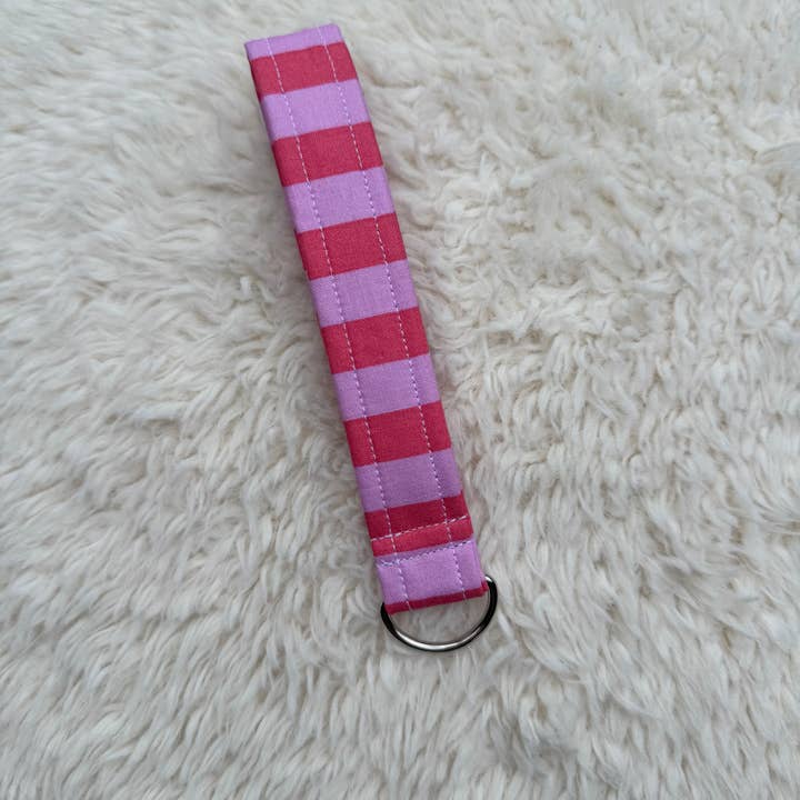 Porte-clés/porte-clés en tissu fait main à rayures roses tendance pour la vente par StellaJude