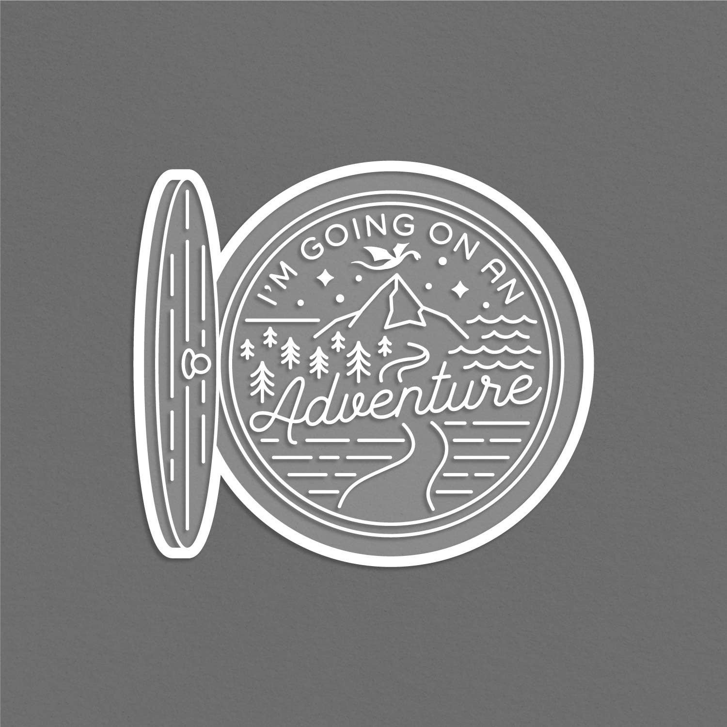 MacGuffin Goods – Engroshandel Reversnål/knap – Jeg tager på eventyr klistermærke0