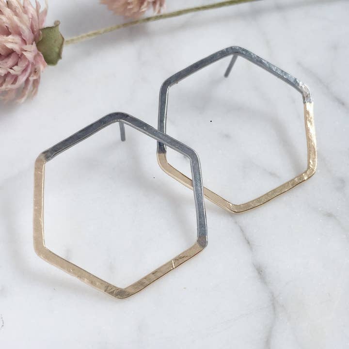 Goujons demi-hexagonaux et pour la vente par Shepherd’s Run Jewelry