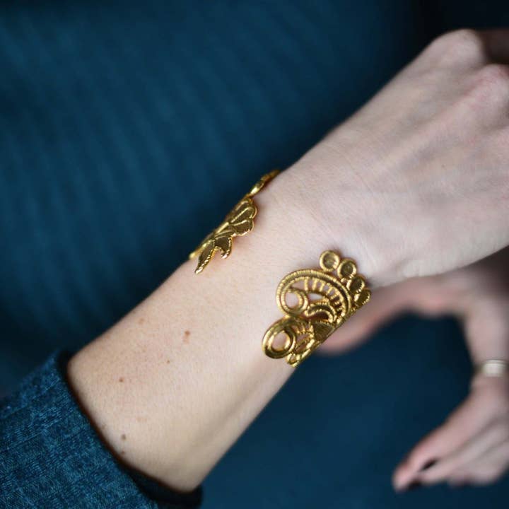 Guipure Manchet met bloem voor wholesale door Meanwhile Boutique