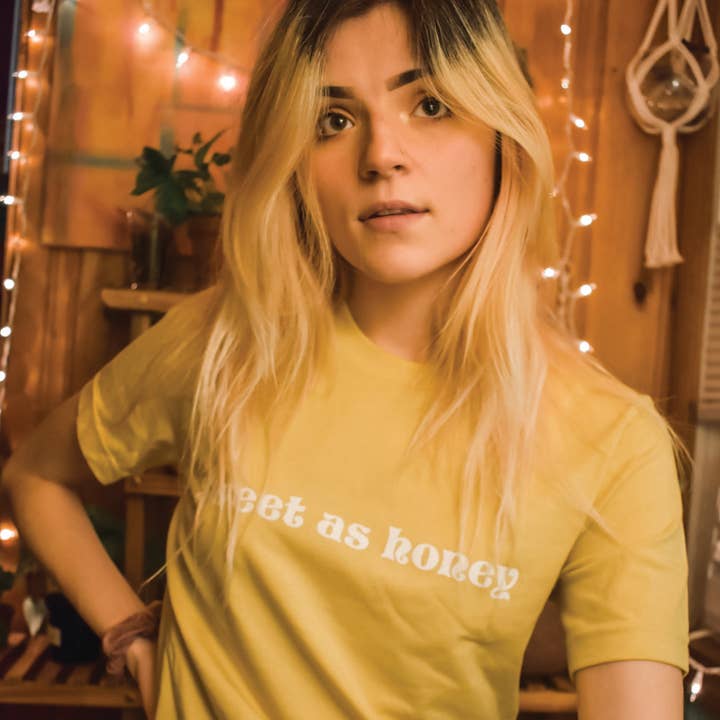 Sweet As Honey T-shirt graphique - Prêt à expédier :) pour la vente par The Funnel Cake Tree
