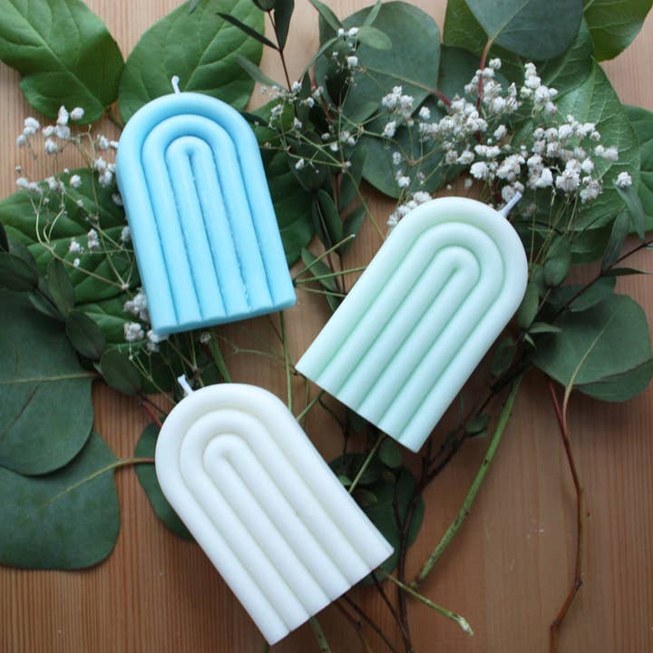 Över regnbågen: Ett handgjort sojavax Art Deco bågljus för wholesale av Sapphic Flames