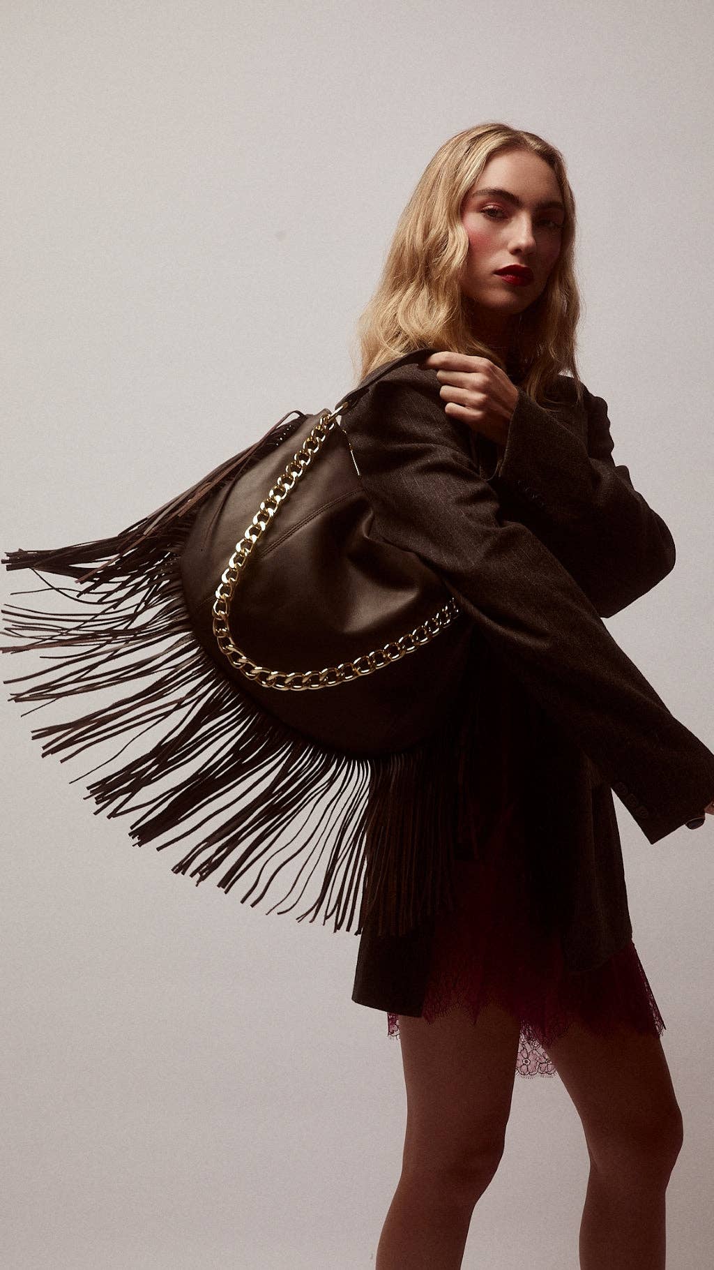 Maure Kate – Sac hobo en cuir avec longues franges et chaîne dorée amovible en vente sur Faire1