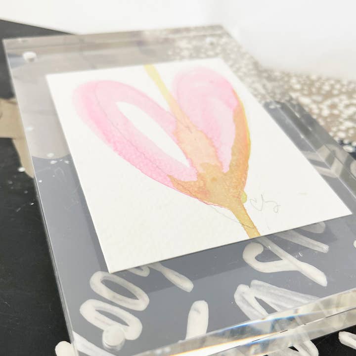 Peinture acrylique en forme de coeur rose chaud pour la vente par Carrie Song Art