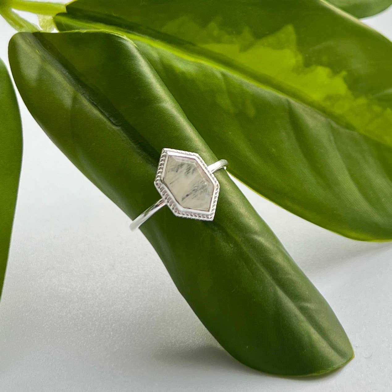 Baizaar – wholesale Single stone/solitaire ring – Sterling Silver Moonstone Solitaire Ring - SR122