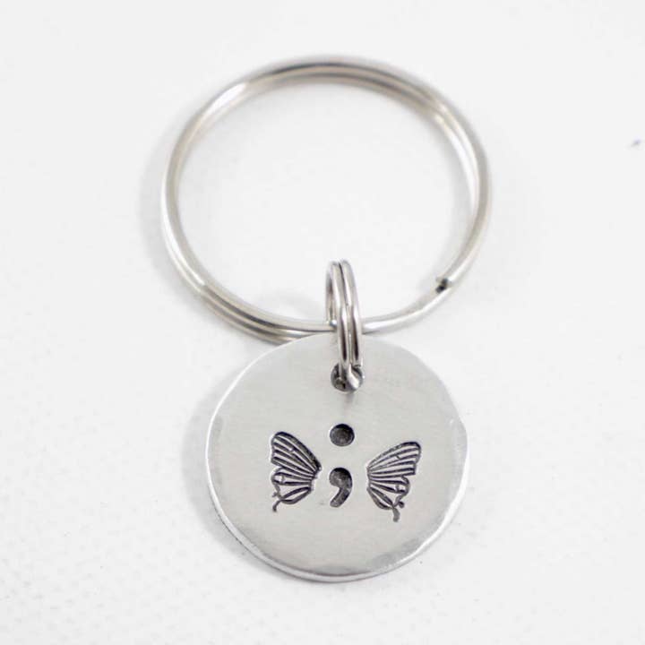 Håndstemplet Semi Colon Butterfly nøglering for engroshandel hos Completely Hammered