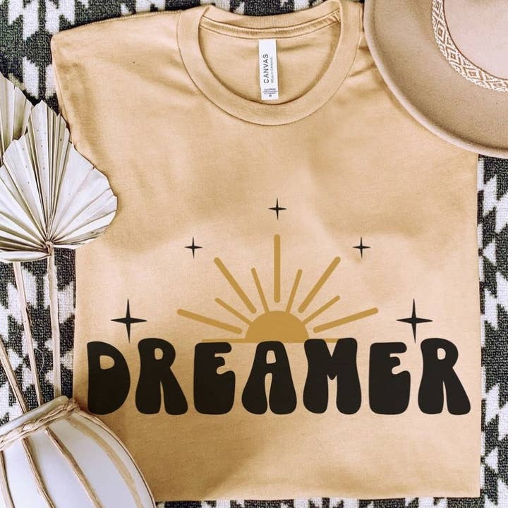 T-shirt Dreamer avec Sun pour la vente par Peach Closet