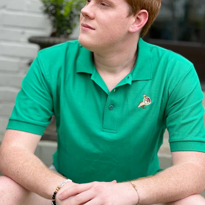 Polo Lizzyd-Designs Polo classique en piqué avec pélican brodé Mardi Gras King Cake de la Nouvelle-Orléans pour la vente par WHEREable Art, LLC