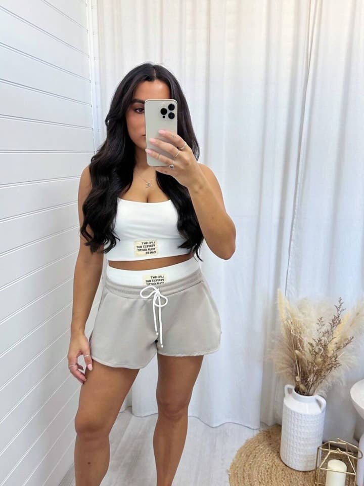 Ensemble coordonné brassière de sport grise et short - Briar pour la vente par Femme Luxe