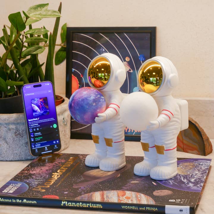 Steepletone UK Ltd – wholesale Speakers – Space Sound - Astronauate Bluetooth Speaker and Mood Light13