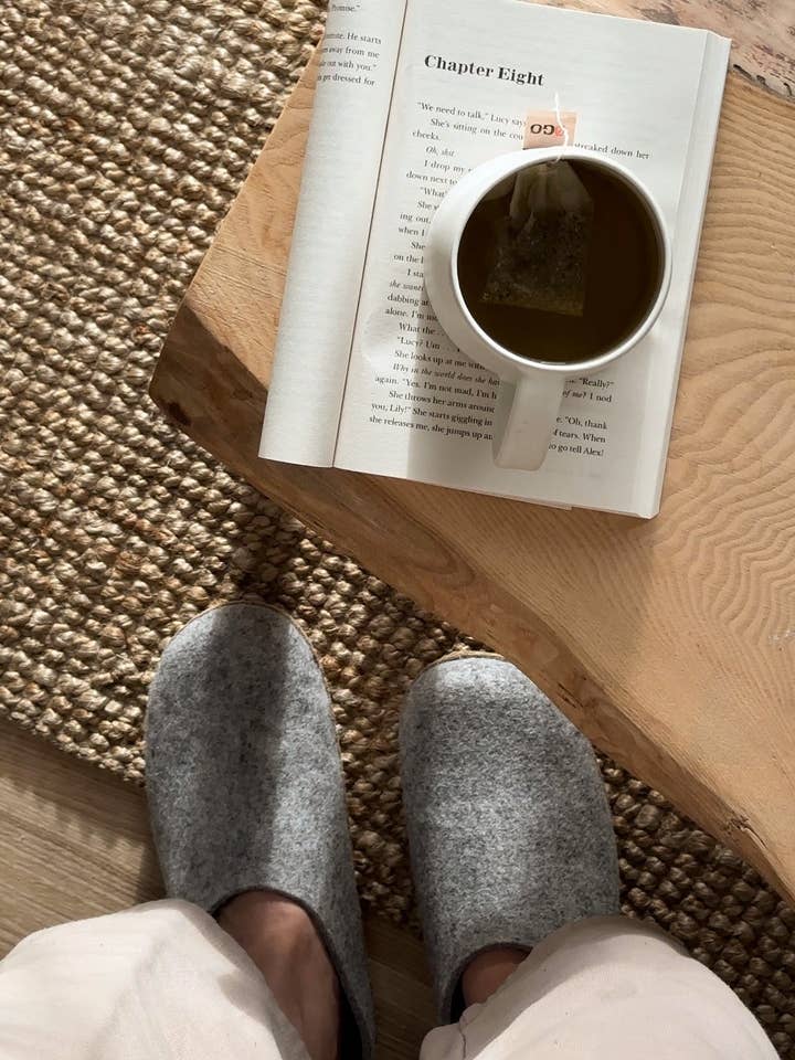 The Cozy Sheep – Großhandel Pantoletten – Damen – Pantoffeln aus Filz mit Ledersohle — Hellgrau