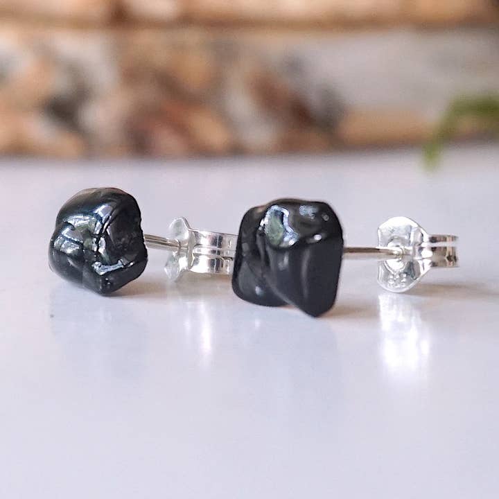 Rå sorte turmalin øreringe, sorte studs, oktobergaver for engroshandel hos Raw Stone Elegance