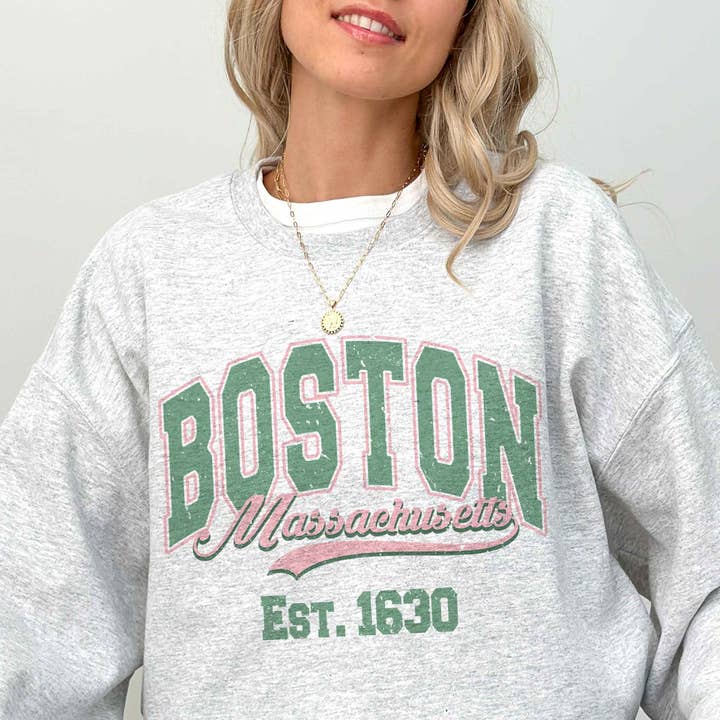 Sweat-shirt graphique surdimensionné BOSTON MASSACHUSETTS pour la vente par BLUME & CO.