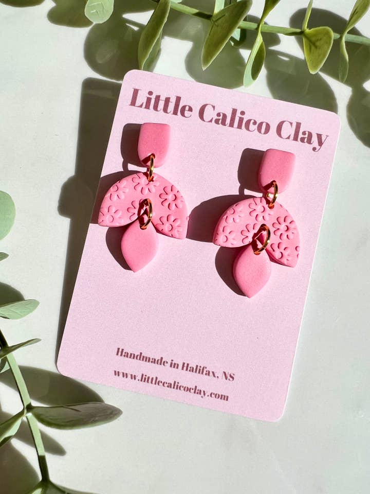 Mini-pendentifs imprimés de fleurs | Boucles d'oreilles en pâte polymère pour la vente par Little Calico Clay