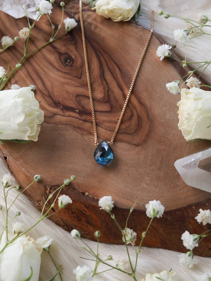 La Mer London halsketting met blauwe topaas en goudvulling voor wholesale door Malabella Jewels