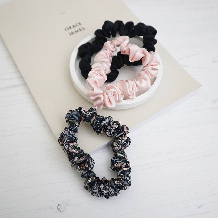 Coleteros de seda Liberty London Trio Strawberry Thief para venta al por mayor de Grace James Online