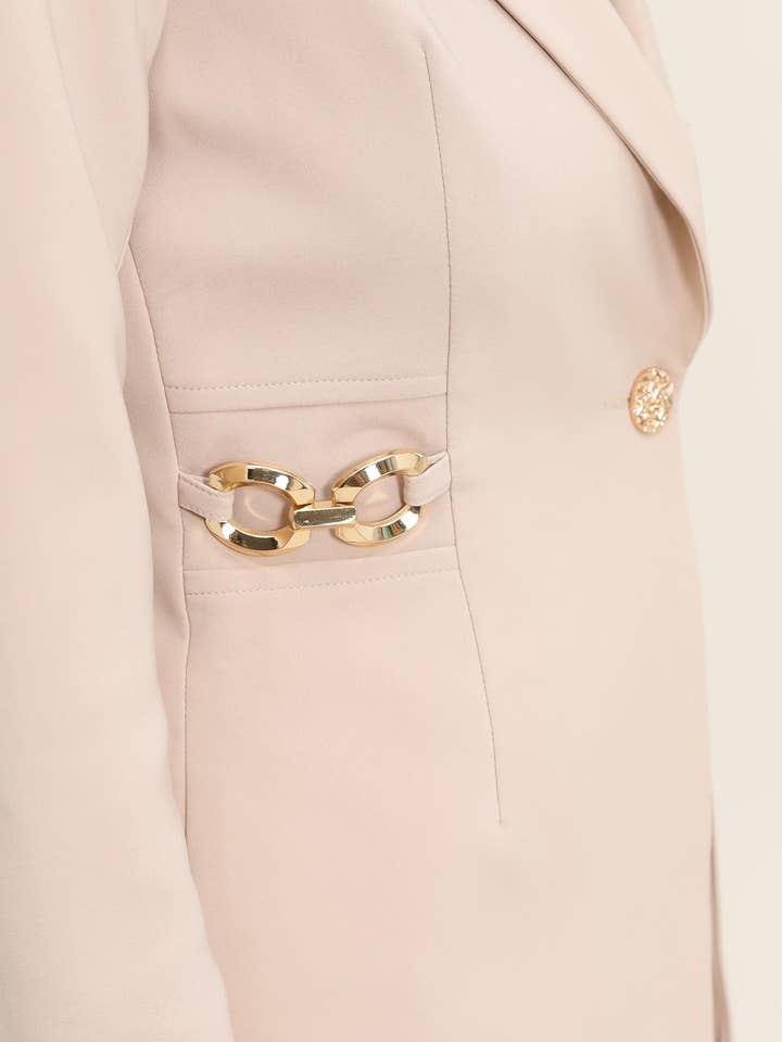 LULUMARY – Großhandel Jacke – Damen – Figurbetonter Blazer V279 mit Golddetails2