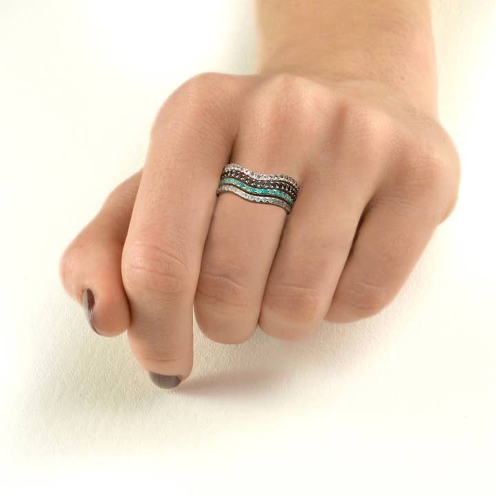 Zarter, voll geschwungener Ring mit schwarzem Spinell in Sterling für den Großhandel von The Jewellery Store London